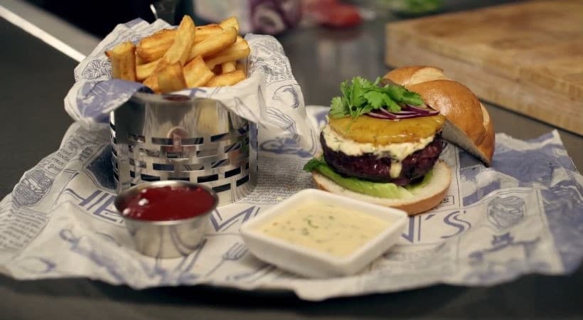 המבורגר קופיפי עם איולי תאילנדי