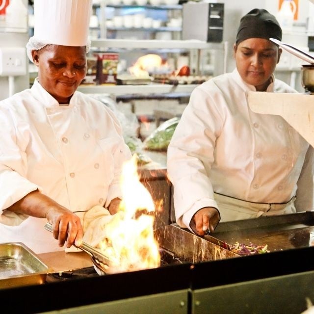 4 עצות מהשפים המומחים של FairKitchens על מנהיגות במסעדה. שפים מנוסים חולקים מניסיונם