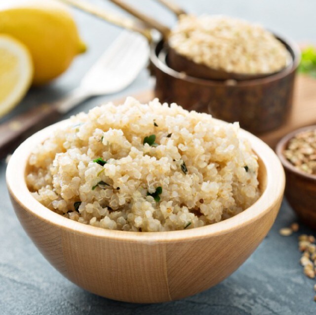 דגנים מלאים עתירי סיבים הם מקור תזונתי מצוין לסלטים. הם משלימים טעמים רעננים והולכים טוב עם עשבי