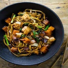 אטריות ביצים עם בטטה וסלמון