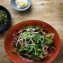 סלט אטריות אורז וירקות פריכים