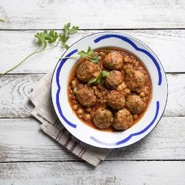 קציצות בקר ועוף ברוטב אדום עם גרגירי חומוס