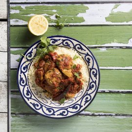 קציצות דגים ברוטב ספרדי אדום על מצע קוסקוס