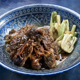 אוסובוקו טלה ברוטב שום ודבש עם ירקות צלויים אוסובוקו טלה ברוטב שום ודבש עם ירקות צלויים