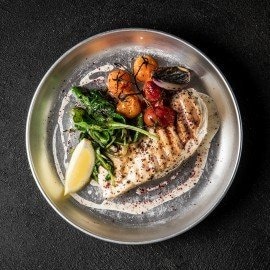 חזה עוף צלוי  עם תרד מוקפץ ועגבניות שרי צלויות בסגנון המטבח הישראלי