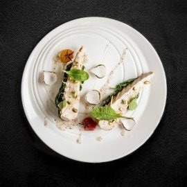 חזה עוף צלוי  עם תרד מוקפץ ועגבניות שרי צלויות בפרזנטציה קלאסית