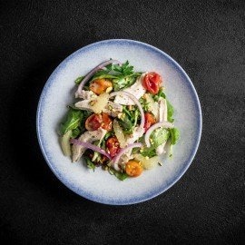 סלט חזה עוף צלוי, תרד ועגבניות עם רוטב לימון שמן זית וסומק