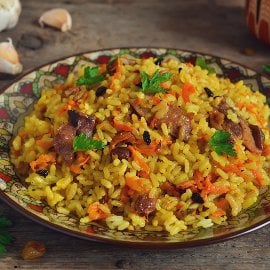 עוף יאקני פולאו - פילאף עוף ארומטי עם צימוקים