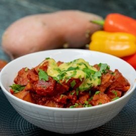 פטאטאס בראבאס - תפוחי אדמה מטוגנים ברוטב בראבאס ואיולי