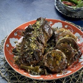 צוואר טלה ממולא בפיסטוק וערמונים ברוטב שזיפים צוואר טלה ממולא בפיסטוק וערמונים ברוטב שזיפים