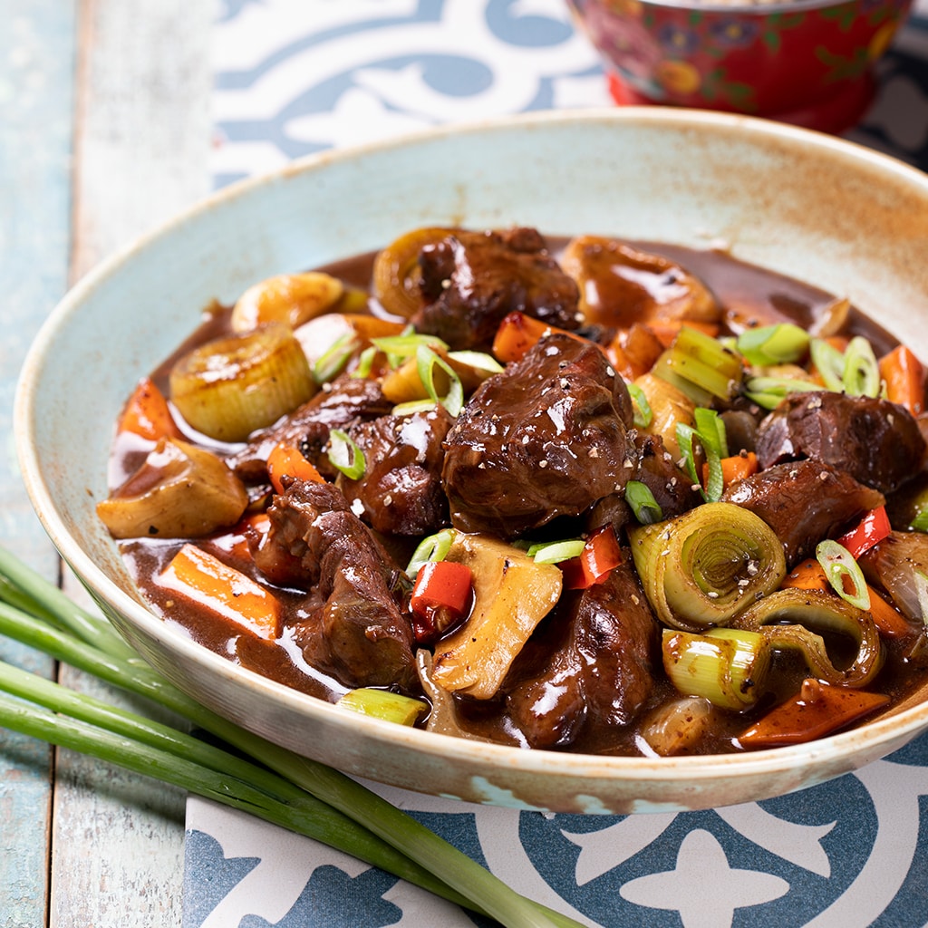 תבשיל בקר ברוטב יין אדום עם ירקות שורש וארטישוק על מצע פתיתים עם חיטה מלאה